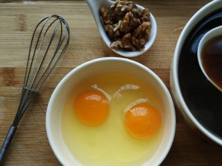 红枣姜茶撞蛋,鸡蛋打散，核桃仁切碎或者打成核桃粉，备用。