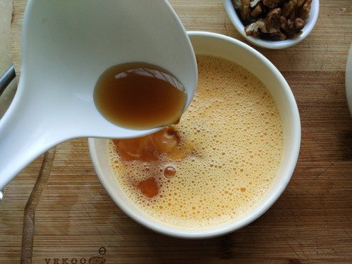 红枣姜茶撞蛋,将熬好的红枣姜茶趁热倒入打散的鸡蛋中，搅拌均匀，再将核桃粉也倒入碗里搅拌均匀。