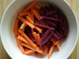 椰香红薯条,红薯、紫薯去皮切小条。