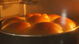 巨蛋面包,170度，烤约25分钟。如果上色深了后期可以盖锡纸，含糖，奶油等比较高的面包比白面包更容易上色
