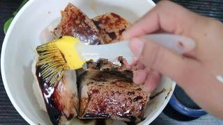 香芋扣肉,五花肉沥干水份后，用叉子或牙签在猪皮上戳一些小孔，然后刷上老抽。