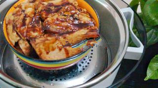 香芋扣肉,放入大同外锅内，外锅内倒扣蒸盘，加4杯水（量米杯）。