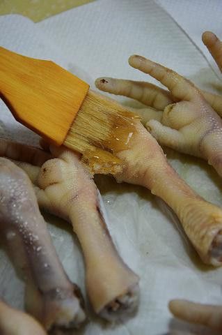 虎皮凤爪,在晾干水分的鸡爪表面涂抹一层麦芽糖，断续晾干；