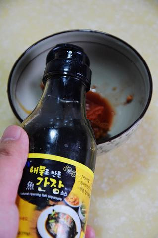 虎皮凤爪,取一小碗，将红腐乳置入，倒入韩国酱油5大勺；