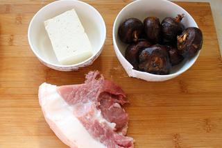 红烧狮子头,如图准备好主要食材，猪肉要选肥瘦的，三分肥七分瘦最好，香菇忘记拍了；