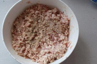 红烧狮子头,肉沫中调入适量的盐和胡椒粉，抓匀，搅打上劲；