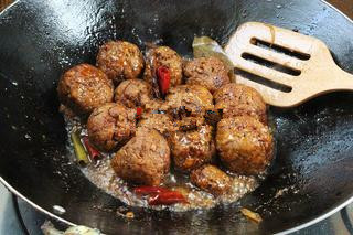 红烧狮子头,炖煮至汤汁浓稠，调入适量味精提味即可出锅~