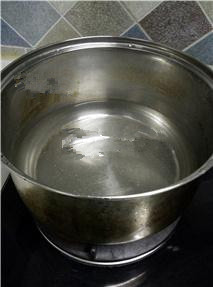 红薯姜汤,煮锅里倒入适量清水，烧开；