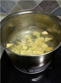 红薯姜汤,将红薯、姜片放进锅里用中小火煮；
