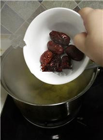 红薯姜汤,红薯快煮熟时，放入红枣；