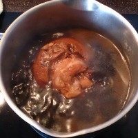 越南卤元蹄,煮滚，转小火继续焖煮1小时。焖煮完成，熄火盖好，让它在卤水中浸泡30分钟。