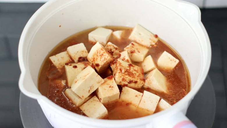韩式泡菜鱿鱼豆腐煲,再倒入适量的清水。