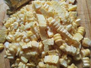 鲜玉米浆馒头,新鲜玉米一条（最好买带壳玉米，这样可以用玉米壳垫底），洗净用刀切下玉米粒。