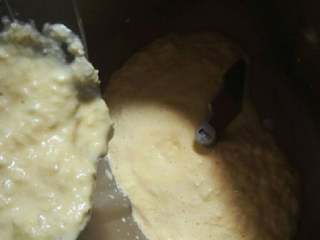 鲜玉米浆馒头,把玉米粒（约200g）放入料理机加入100g清水（也可用牛奶代替），打成玉米浆（喜欢有嚼劲就不要打太碎）倒入面包机。
