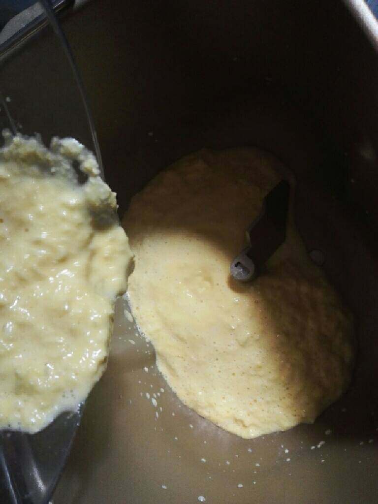 鲜玉米浆馒头,把玉米粒（约200g）放入料理机加入100g清水（也可用牛奶代替），打成玉米浆（喜欢有嚼劲就不要打太碎）倒入面包机。
