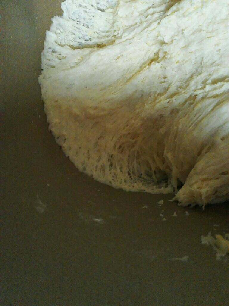 鲜玉米浆馒头,面包机至工作到发酵1结束，这会面团拉开成蜂窝状。