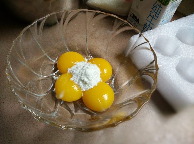 圣诞树根蛋糕,如图蛋清蛋黄分开，蛋黄先加入糖粉搅拌均匀
