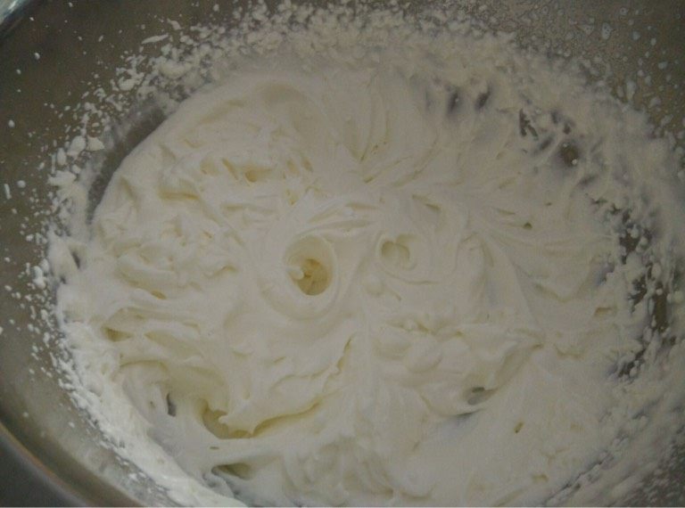 圣诞树根蛋糕,如图淡奶油加糖粉打发至有纹路即可