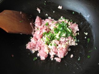 韩国泡菜火锅,泡菜切块。炒锅倒油烧热，下肉馅和葱蒜末炒香