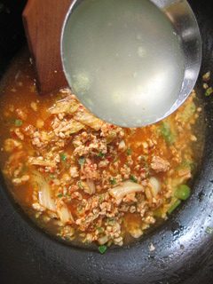 韩国泡菜火锅,倒入鸡骨汤，加盐和鸡精大火烧开
