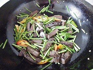 韭菜炒猪血,韭菜变色马上放另外半茶匙盐，略翻停火出锅