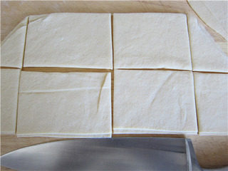 杂粮煎饼果子,用利刃切成适当大小的长方形，大小要看您家平底锅的大小，放在平底锅中央，能被面皮包起来的程度