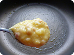 土豆小煎饼,平底锅刷一层薄薄的油，舀一勺面糊放入，摊匀