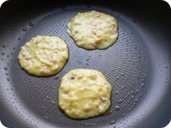 土豆小煎饼,用小火慢煎，煎至定型