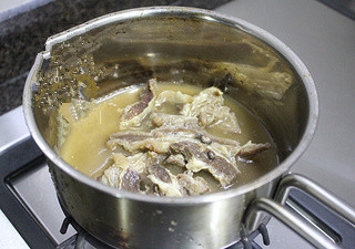 潮汕清汤牛腩粿条,将熬制好的牛腩汤包放在锅中加热（我这里直接用的是丸子妹的牛腩汤包，也可自己制作。选用新鲜的牛腩切条，加上牛骨，配上肉桂八角，大火滚煮4-5个小时）