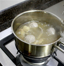 潮汕清汤牛腩粿条,加入适量的清水煮开（由于我使用的汤包已经有咸度了，所以不需要调味。如果自己熬制的牛腩汤，需加盐调味）
