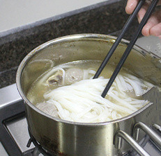 潮汕清汤牛腩粿条,将粿条放于煮开的牛腩汤底里面烫熟，切记不能煮过久以免粿条过烂不成条