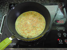 虾仁火腿鸡蛋饼,倒入适量蛋液铺平锅底。倒的时候要注意配料的量，如果少了可以添加一些下去并且拨散均匀。不要只倒入了蛋液，那下一张饼就会都是配料了