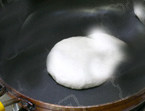 陕西肉夹馍,平底锅开最小火，不要刷油，锅中不要有水分，将面饼坯下入锅中干烙，烙的时候盖上锅盖