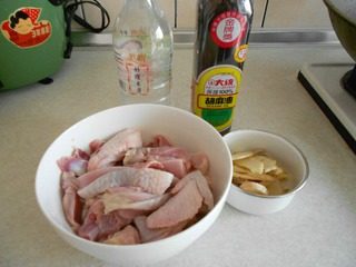 麻油鸡,鸡洗干净，姜切片，米酒和麻油等备用