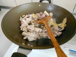 麻油鸡,炒久点，鸡肉变色，加入盐，在加入1小碗水，在放入一瓶米酒