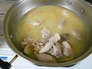麻油鸡,到入另外一个锅里，放小火，煮半小时就可以了食用了