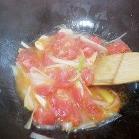 番茄鱼,下洋葱末和番茄粒爆炒至番茄基本化掉