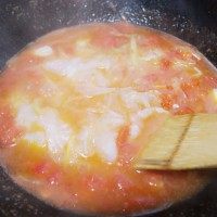 番茄鱼,加入220毫升清水，酌情加盐，滚开后下腌制好的鱼片