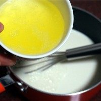 蜜豆双皮奶,加入蛋清搅拌均匀。