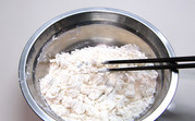 京都肉饼,将冷水分次倒入面粉内，用筷子快速搅成雪花状。