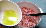 京都肉饼,将姜葱水分3次加入肉馅内，每次顺时针搅拌至水份吸收。