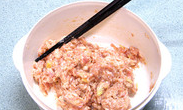 京都肉饼,加入所有调味料及大葱碎，顺时针搅拌至起胶。