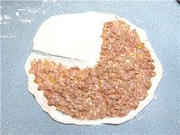 京都肉饼,薄薄的铺上肉馅。