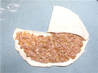 京都肉饼,将切口一面朝右边盖住，捏紧收口。