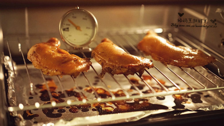柠檬烤鸡腿,烤箱预热220度，烤30--40分钟左右，烤到最后刷酱汁和蜂蜜，刷两次。出炉后撒上白芝麻