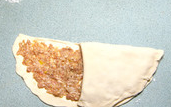 京都肉饼,再将包好的一面连皮边馅向下面盖住，捏紧收口。