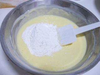 酸奶蛋糕,低粉分三次加入蛋黄液搅拌均匀