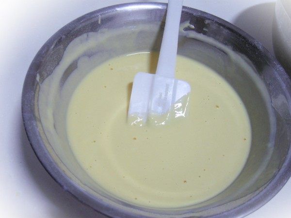 酸奶蛋糕,拌好的蛋黄糊备用