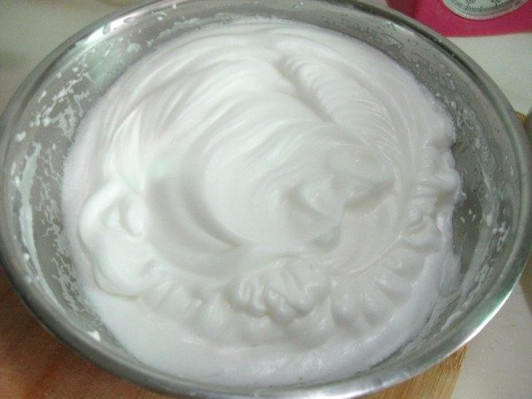 酸奶蛋糕,分三次加入白糖，用打蛋器打至干性发泡