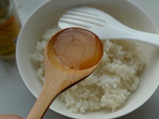 花朵寿司,蒸好的米饭趁热拌寿司醋，搅匀晾凉。一碗米饭一勺醋。